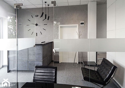 Wnętrze biurowe z okładziną z paneli betonowych na ścianach. - Średnie szare biuro, styl nowoczesny - zdjęcie od Luxum