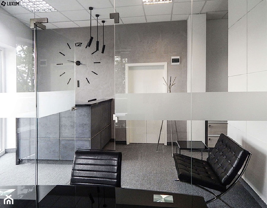 Wnętrze biurowe z okładziną z paneli betonowych na ścianach. - Średnie szare biuro, styl nowoczesny - zdjęcie od Luxum