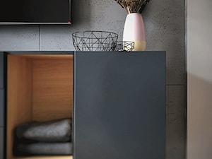 Detale salonu z płytami dekoracyjnego betonu w tle - zdjęcie od Luxum