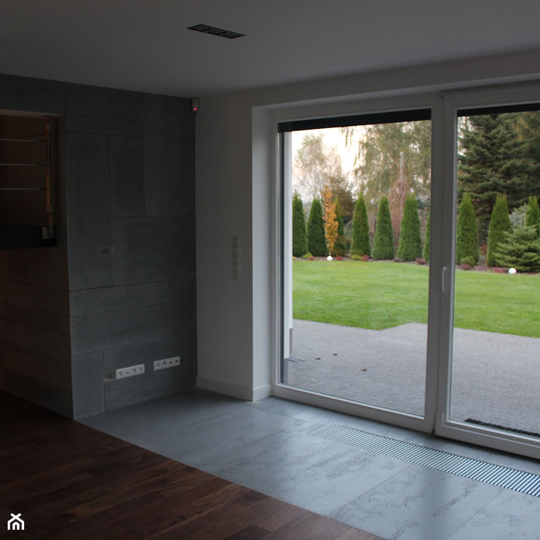 Płyty z betonu architektonicznego idealnie nadają się również na podłogi jak i na ściany. - zdjęcie od Luxum - Homebook