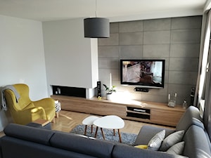 Płyty betonowe za telewizorem na ścianie - zdjęcie od Luxum