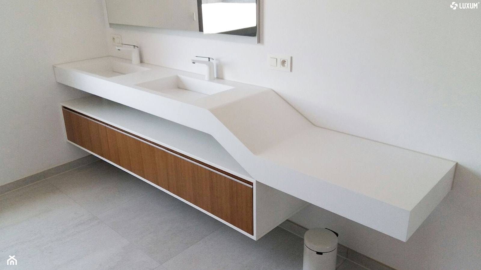 Podwójna geometryczna umywalka z blatem i fornirowaną szafką. - Łazienka, styl nowoczesny - zdjęcie od Luxum - Homebook