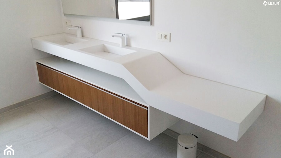 Podwójna geometryczna umywalka z blatem i fornirowaną szafką. - Łazienka, styl nowoczesny - zdjęcie od Luxum