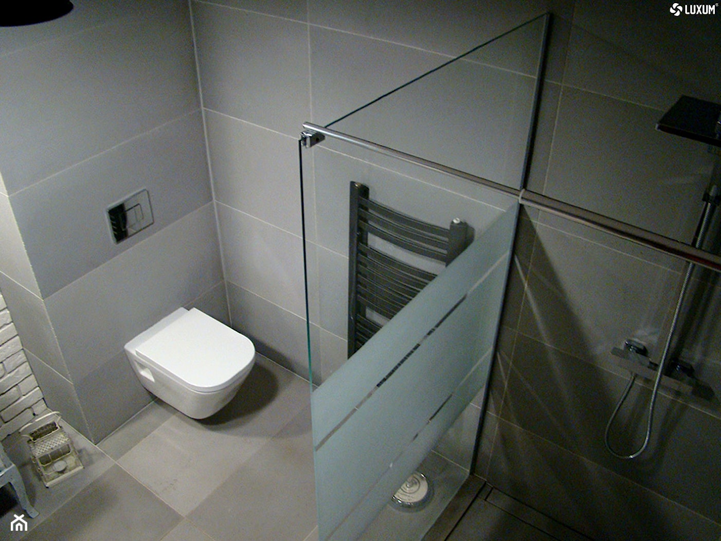 Łazienka - ciepłe wnętrze z wykorzystaniem płyt betonowych. - Łazienka, styl nowoczesny - zdjęcie od Luxum - Homebook