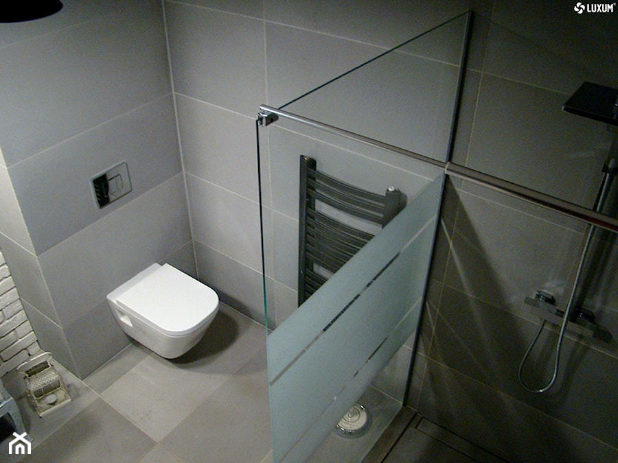 Łazienka - ciepłe wnętrze z wykorzystaniem płyt betonowych. - Łazienka, styl nowoczesny - zdjęcie od Luxum