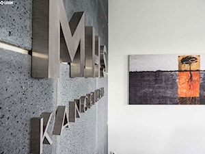 Wnętrze biurowe z okładziną z paneli betonowych na ścianach. - Małe szare biuro, styl nowoczesny - zdjęcie od Luxum