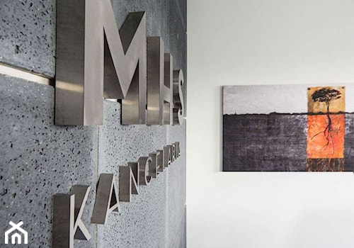 Wnętrze biurowe z okładziną z paneli betonowych na ścianach. - Małe szare biuro, styl nowoczesny - zdjęcie od Luxum