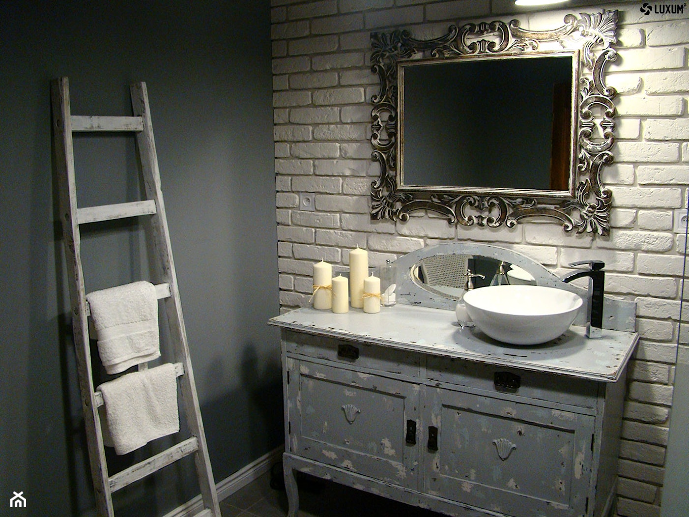 Łazienka - ciepłe wnętrze z wykorzystaniem płyt betonowych. - Mała średnia łazienka, styl nowoczesny - zdjęcie od Luxum - Homebook