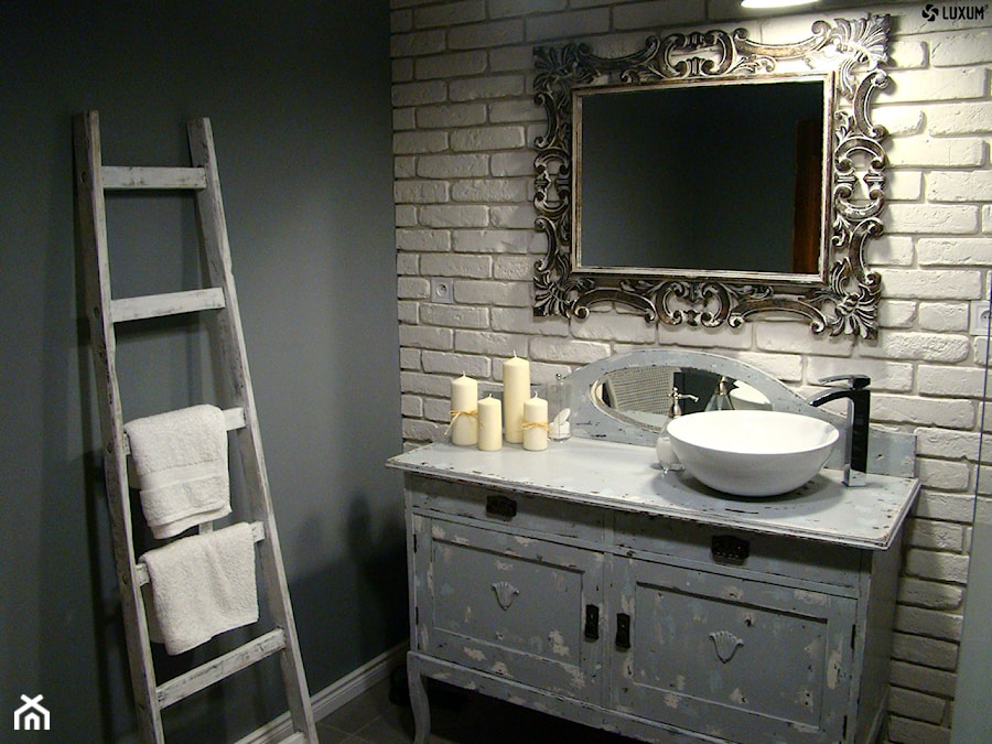 Łazienka - ciepłe wnętrze z wykorzystaniem płyt betonowych. - Mała średnia łazienka, styl nowoczesny - zdjęcie od Luxum