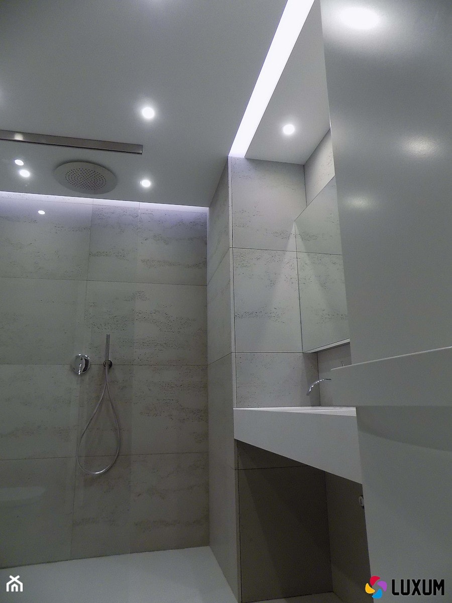 Minimalizm w łazience z zastosowaniem betonu architektonicznego - zdjęcie od Luxum