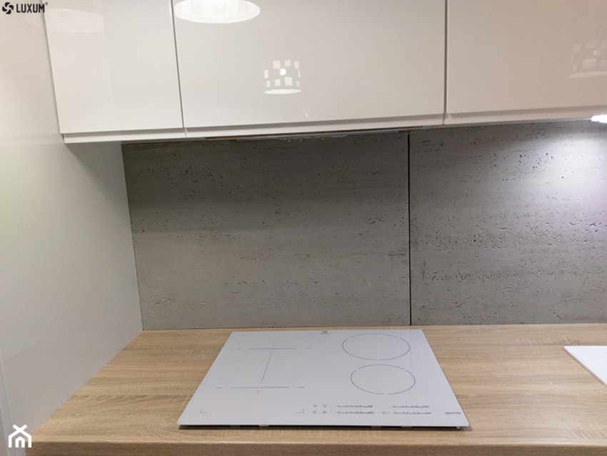 Beton architektoniczny jako okładzina w kuchni - Mała otwarta szara z zabudowaną lodówką z nablatowym zlewozmywakiem kuchnia jednorzędowa, styl skandynawski - zdjęcie od Luxum - Homebook
