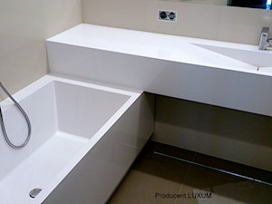 Nowoczesne wyposażenie łazienek Luxum szyte na miarę.Na zdjęciu umywalka i wanna idealnie dopasowane ... - zdjęcie od Luxum