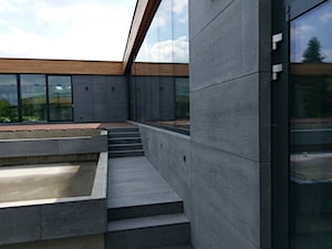 Płyty betonowe dekoracyjne na elewacji.
Kolor szary ciemny cementowy, struktura mocno porowata INDUSTRIAL - zdjęcie od Luxum
