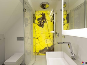 Ściany i wyposażenie sanitarne z nowoczesnego kompozytu Corian. Dekor podświetlany z naturalnego onyksu. - zdjęcie od Luxum