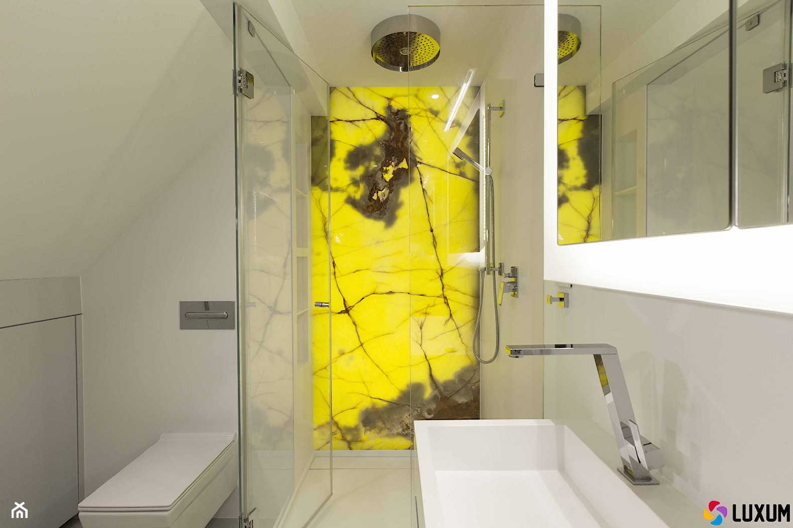 Ściany i wyposażenie sanitarne z nowoczesnego kompozytu Corian. Dekor podświetlany z naturalnego onyksu. - zdjęcie od Luxum - Homebook