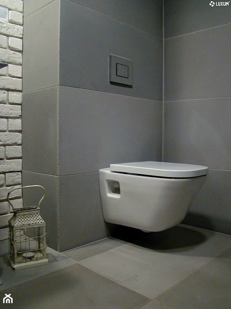 Łazienka - ciepłe wnętrze z wykorzystaniem płyt betonowych. - Mała na poddaszu bez okna łazienka, styl nowoczesny - zdjęcie od Luxum - Homebook