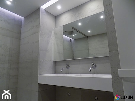 Aranżacje wnętrz - Łazienka: Minimalizm w łazience z zastosowaniem betonu architektonicznego - Luxum. Przeglądaj, dodawaj i zapisuj najlepsze zdjęcia, pomysły i inspiracje designerskie. W bazie mamy już prawie milion fotografii!