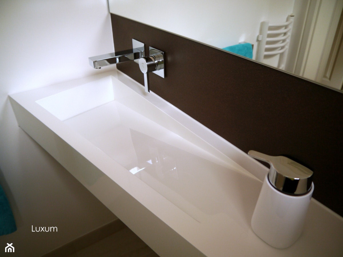 Umywalka z blatem na wymiar - zdjęcie od Luxum - Homebook