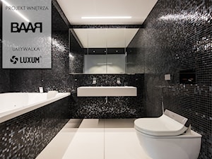 Świetlista mozaika i białe wyposażenie łazienki. - Łazienka, styl nowoczesny - zdjęcie od Luxum