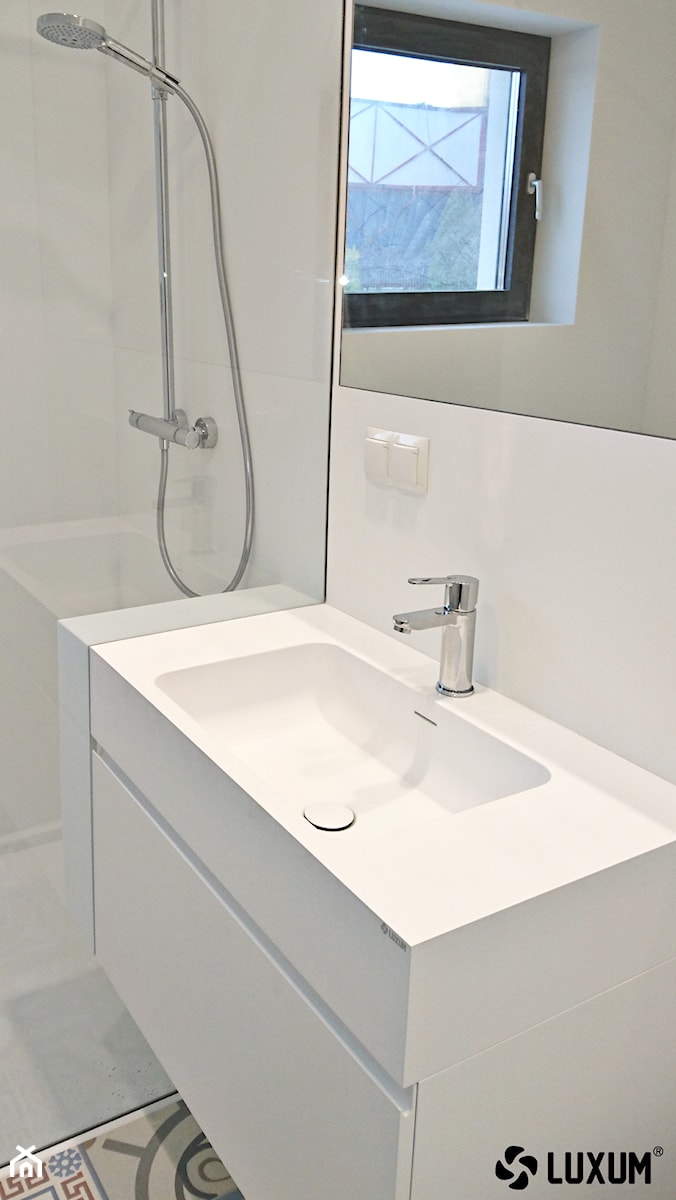 Nowoczesna, biała łazienka z mocnym akcentem kolorystycznym. - zdjęcie od Luxum