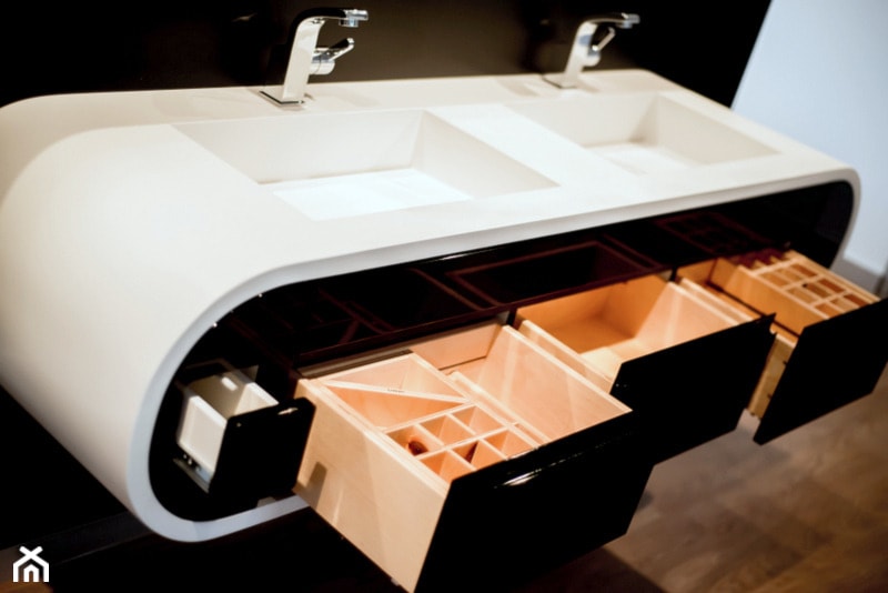 Szafka umywalkowa GOOGLE z szufladami ze sklejki jachtowej i schowkiem na gniazdo elektryczne.
Producent: Luxum - zdjęcie od Luxum
