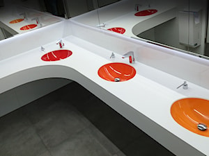 Umywalki wielostanowiskowe w przestrzeni publicznej - zdjęcie od Luxum