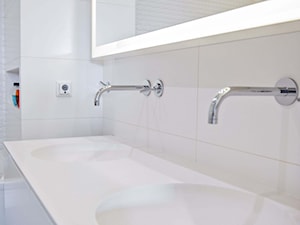 Nowoczesna łazienka w bieli - zdjęcie od Luxum