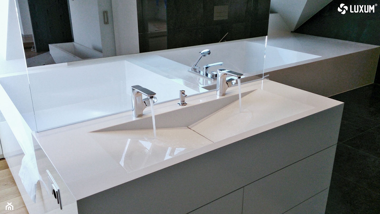 Nowoczesna zabudowa łazienkowa z kompozytu GFK LUXUM. - zdjęcie od Luxum - Homebook
