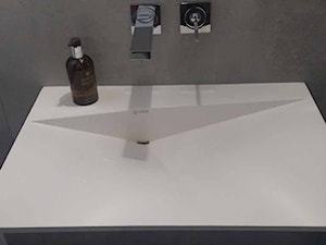 mała umywalka łazienkowa - zdjęcie od Luxum