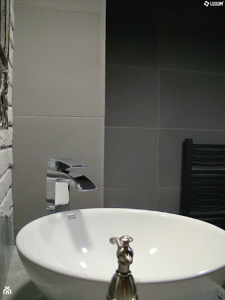 Łazienka - ciepłe wnętrze z wykorzystaniem płyt betonowych. - Mała średnia łazienka, styl nowoczesny - zdjęcie od Luxum