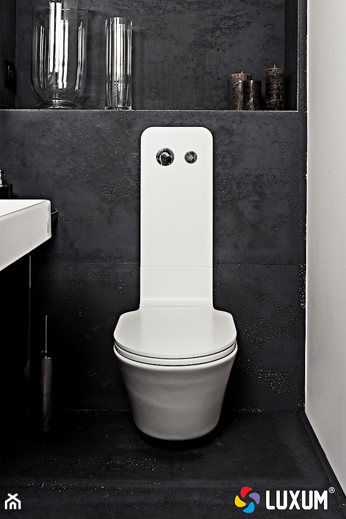 Łazienka z wykorzystaniem paneli betonowych 120 x 60 cm w kolorze antracytu. - zdjęcie od Luxum - Homebook