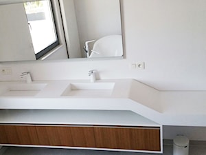 Podwójna geometryczna umywalka z blatem i fornirowaną szafką. - Łazienka, styl nowoczesny - zdjęcie od Luxum