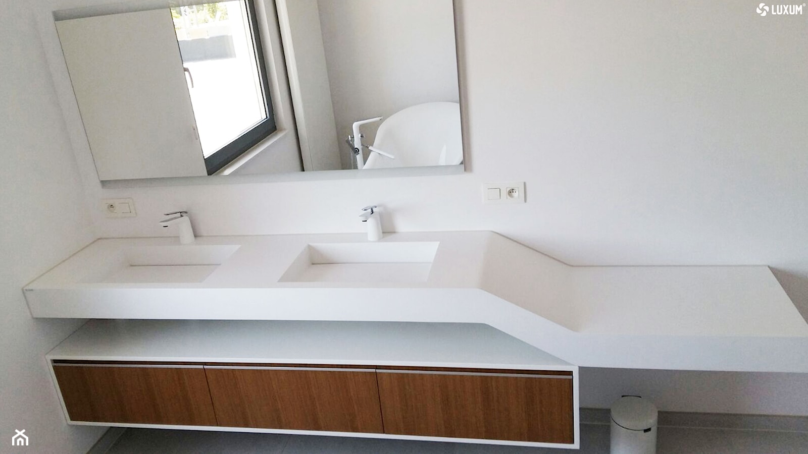 Podwójna geometryczna umywalka z blatem i fornirowaną szafką. - Łazienka, styl nowoczesny - zdjęcie od Luxum - Homebook