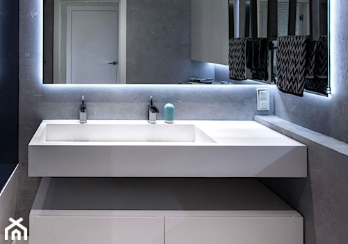 Szara łazienka z umywalką na wymiar od LUXUM. - Mała łazienka, styl nowoczesny - zdjęcie od Luxum