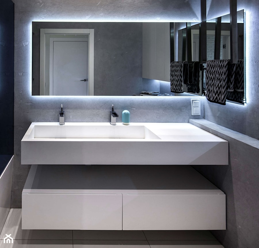 Szara łazienka z umywalką na wymiar od LUXUM. - Mała łazienka, styl nowoczesny - zdjęcie od Luxum