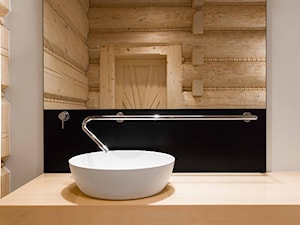 Nowoczesna łazienka w domu z bali drewnianych - Mała czarna szara łazienka na poddaszu w bloku w dom ... - zdjęcie od Luxum
