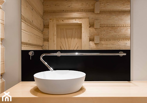 Nowoczesna łazienka w domu z bali drewnianych - Mała na poddaszu bez okna z lustrem łazienka - zdjęcie od Luxum