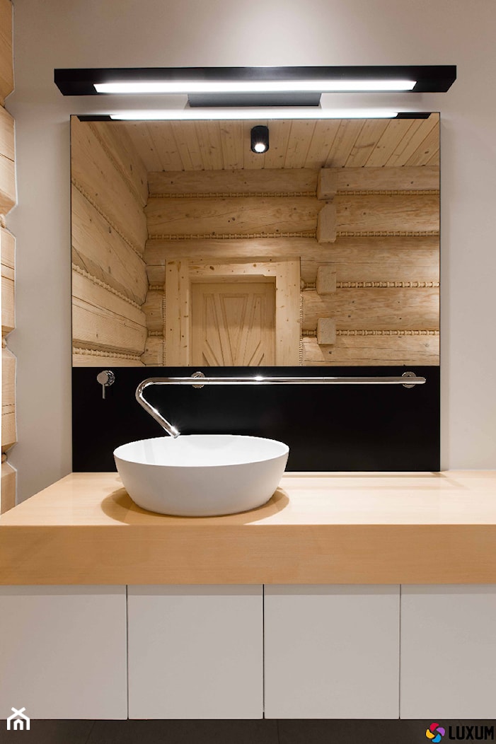 Nowoczesna łazienka w domu z bali drewnianych - Mała na poddaszu bez okna z lustrem łazienka - zdjęcie od Luxum - Homebook