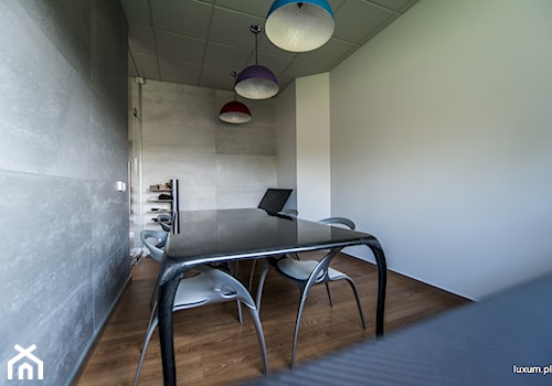 Nowoczesne wnętrza biurowe - płyty z betonu, lampy na zamówienie, stół z włókna węglowego - zdjęcie od Luxum
