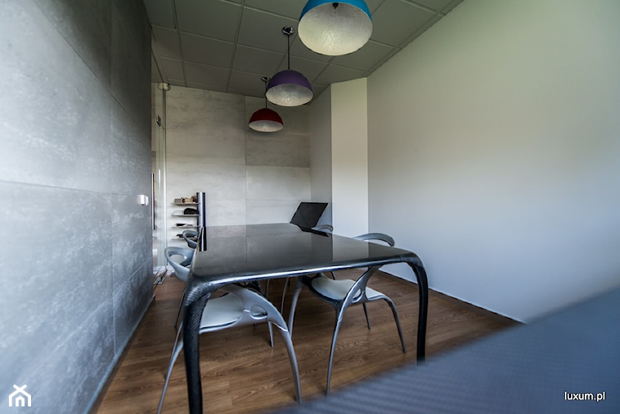 Nowoczesne wnętrza biurowe - płyty z betonu, lampy na zamówienie, stół z włókna węglowego - zdjęcie od Luxum