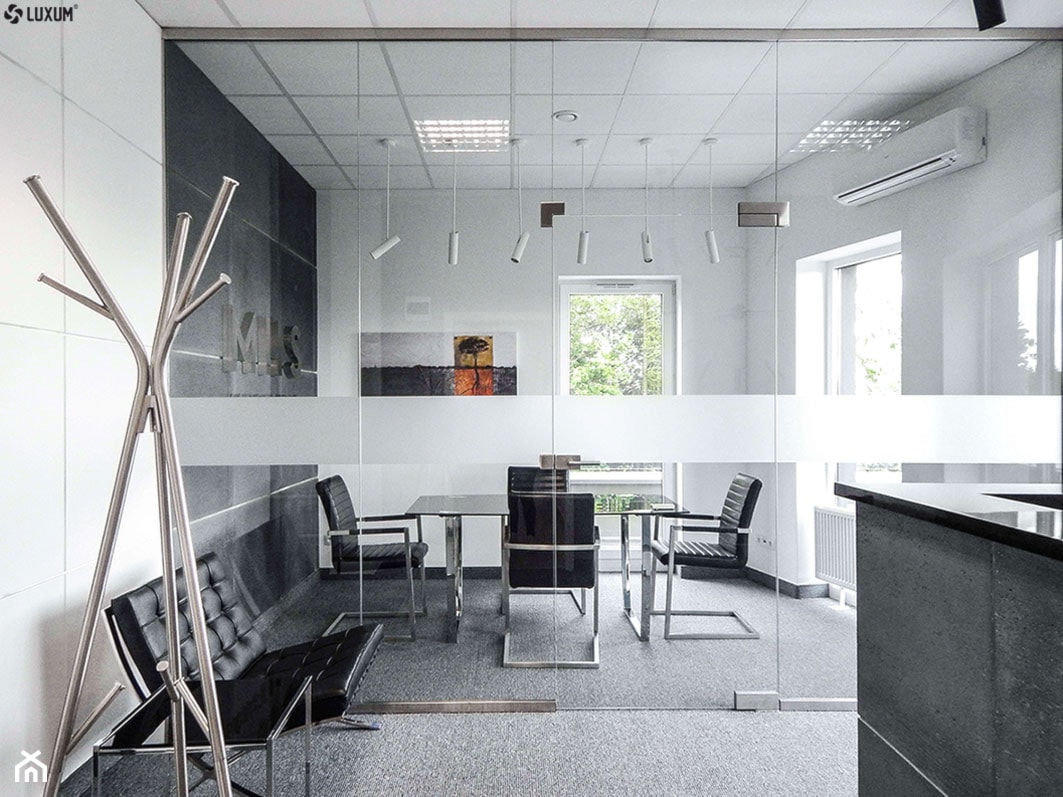 Wnętrze biurowe z okładziną z paneli betonowych na ścianach. - Średnie szare biuro, styl nowoczesny - zdjęcie od Luxum - Homebook