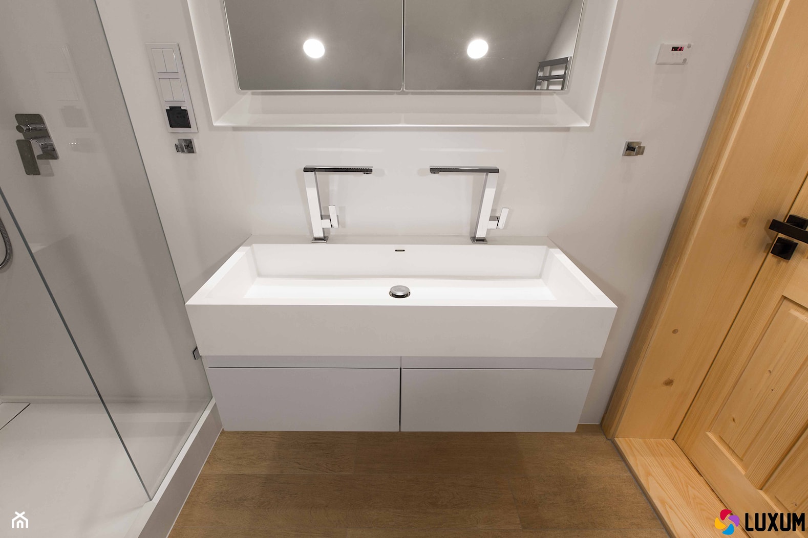 Aranżacja łazienki wykonanej przez firmę LUXUM - Mała łazienka, styl nowoczesny - zdjęcie od Luxum - Homebook