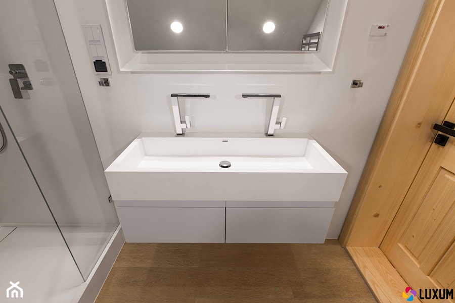Aranżacja łazienki wykonanej przez firmę LUXUM - Mała łazienka, styl nowoczesny - zdjęcie od Luxum