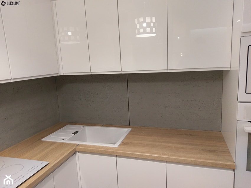 Beton architektoniczny jako okładzina w kuchni - Szara z nablatowym zlewozmywakiem kuchnia, styl skandynawski - zdjęcie od Luxum