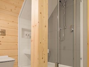 Nowoczesna łazienka w domu z bali drewnianych - Mała na poddaszu bez okna łazienka - zdjęcie od Luxum