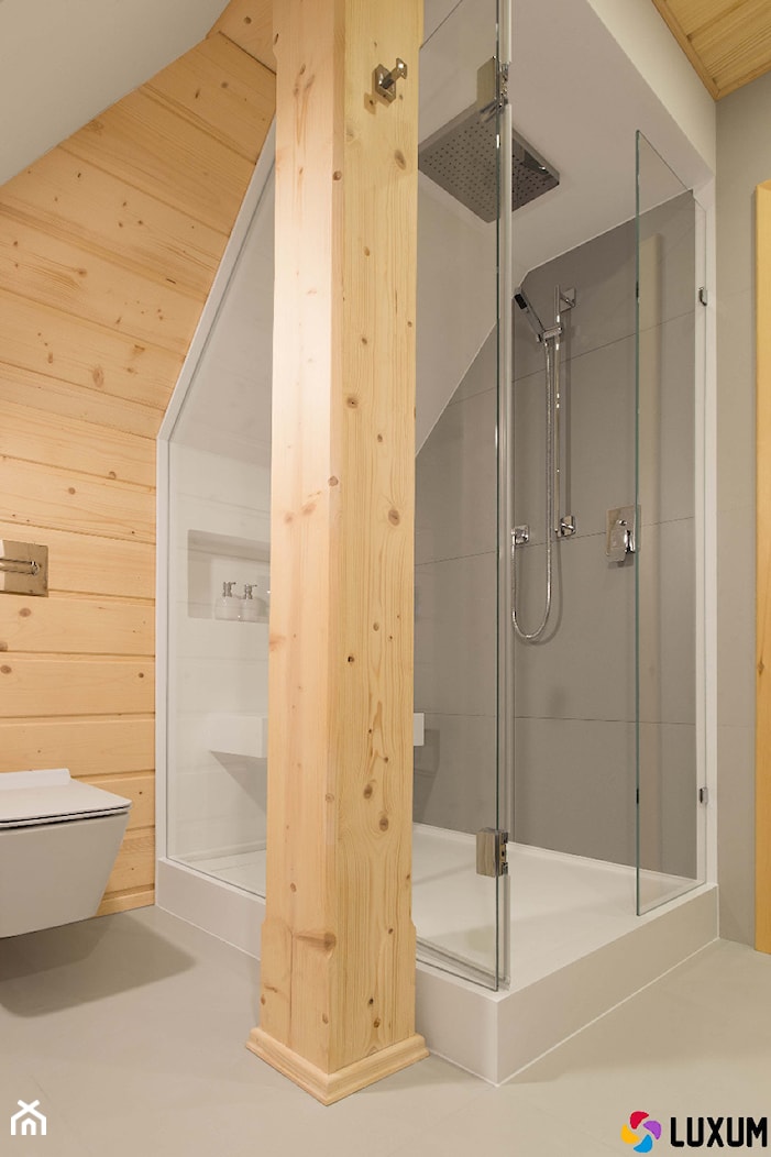 Nowoczesna łazienka w domu z bali drewnianych - Mała na poddaszu bez okna łazienka - zdjęcie od Luxum - Homebook