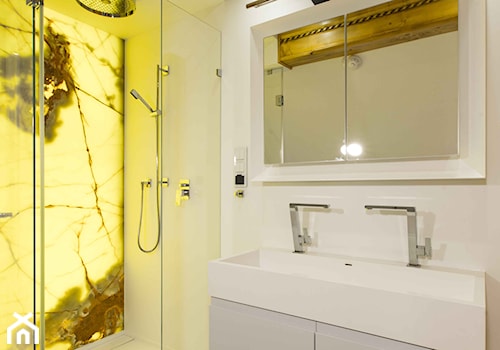 Aranżacja łazienki wykonanej przez firmę LUXUM - Mała z dwoma umywalkami łazienka, styl nowoczesny - zdjęcie od Luxum