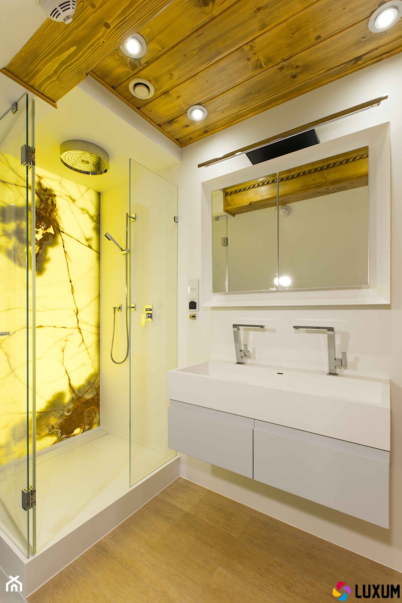Aranżacja łazienki wykonanej przez firmę LUXUM - Mała z dwoma umywalkami łazienka, styl nowoczesny - zdjęcie od Luxum