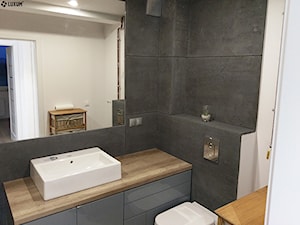 Mała łazienka z betonem architektonicznym Luxum - Średnia na poddaszu bez okna łazienka, styl minimalistyczny - zdjęcie od Luxum