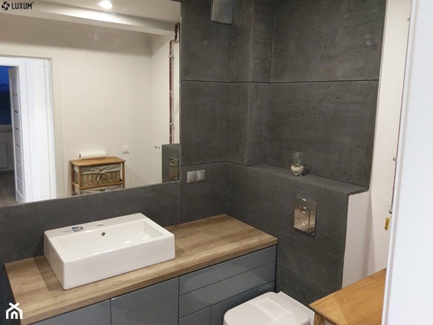 Mała łazienka z betonem architektonicznym Luxum - Średnia na poddaszu bez okna łazienka, styl minimalistyczny - zdjęcie od Luxum